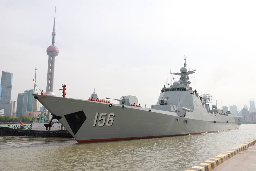 庆祝人民海军成立75周年,去北外滩参观海军"和平方舟"号医院船和淄博