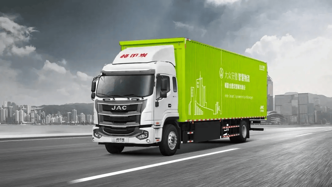 为适应新时代物流需求,江淮重卡倾心打造一款9米8充电纯电动载货车.