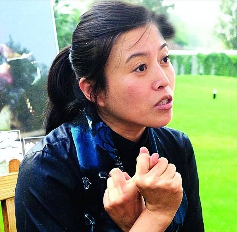 丁嘉丽女儿胡琳娜:被父母抛弃,遭叔叔虐待,带泪成长,36岁未婚