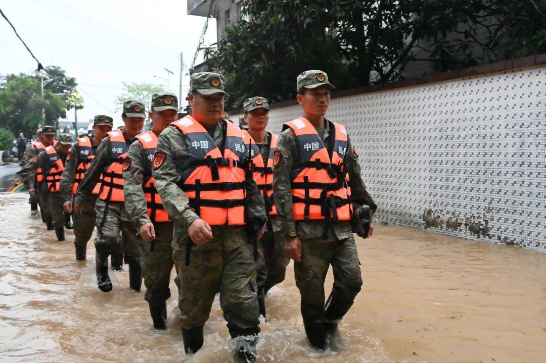 与"雨"同行,紧急救援!佛冈民兵奋战防汛抢险一线