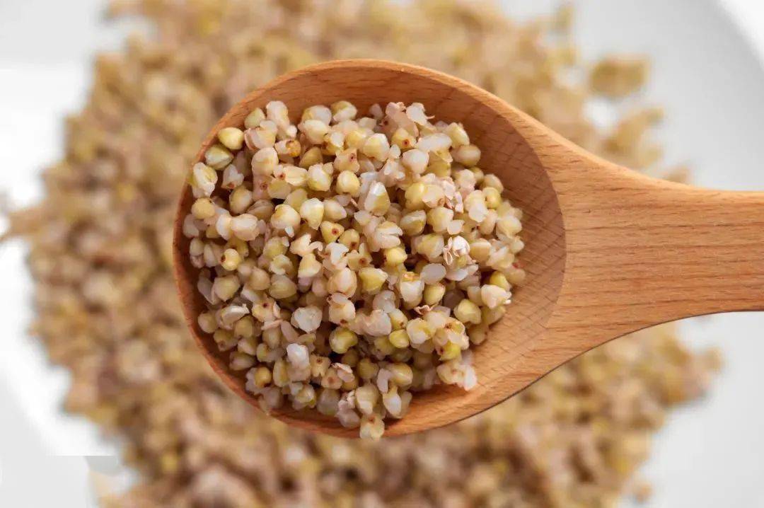 荞麦中的黄酮类物质也具有稳定血糖的作用,特别是苦荞麦黄酮类成分