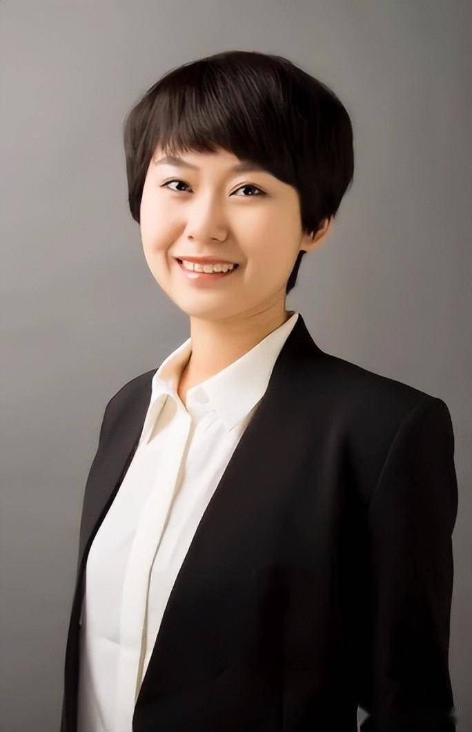 东北常青藤美女硕士,放弃国企高薪工作当群演6年,如今后悔吗?