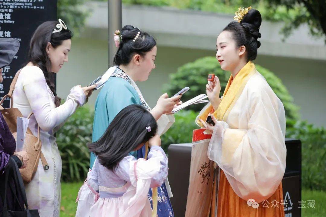 现场 | 穿汉服看展览逛市集,2024"国丝汉服节·古韵今风"在中国丝绸