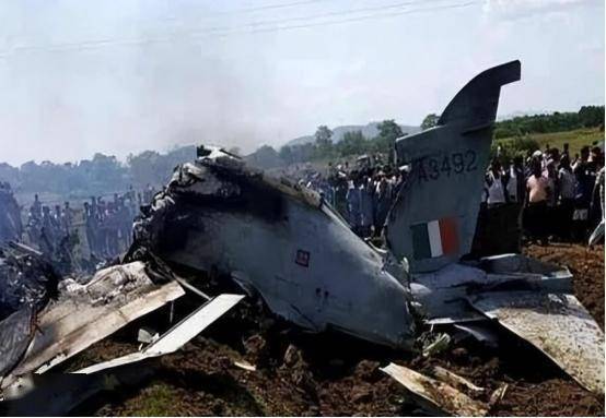 印军伞兵跳伞表演变集体葬礼，上万美元的降落伞，一个也打不开-印度伞兵摔死30人是真的吗视频