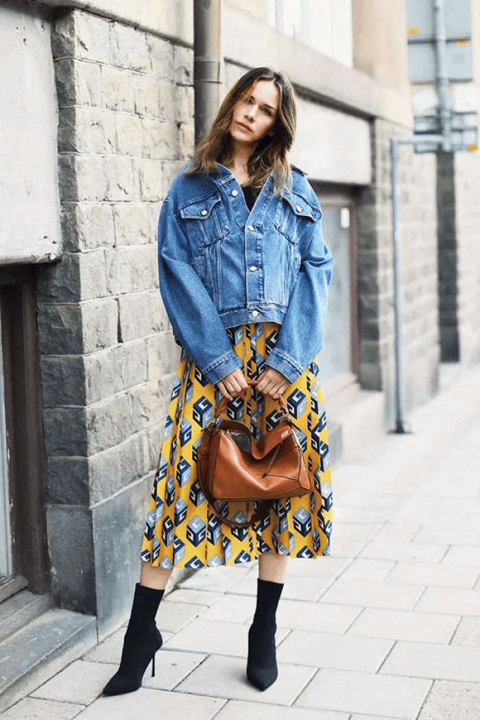 不少女生很喜欢牛仔外套 缎面裙,飘逸顺滑的缎面与粗粝感的牛仔软硬