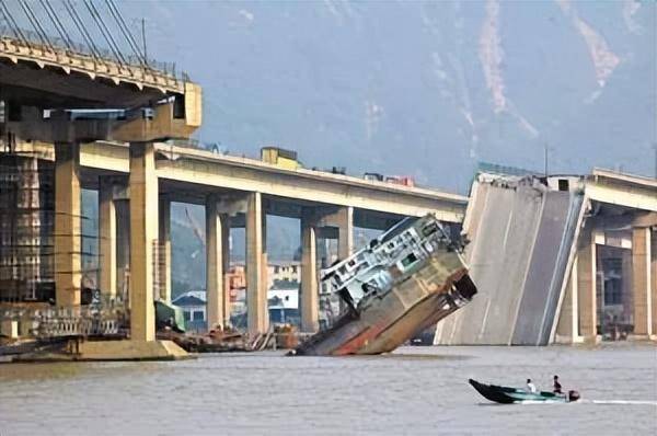 17年后,广东佛山九江大桥又被撞了,搜救进行中