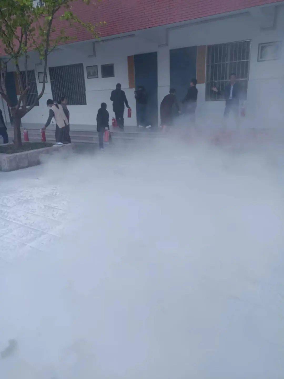 随后教职工们分组上阵,亲自体验,现场进行了灭火器的实操演练.