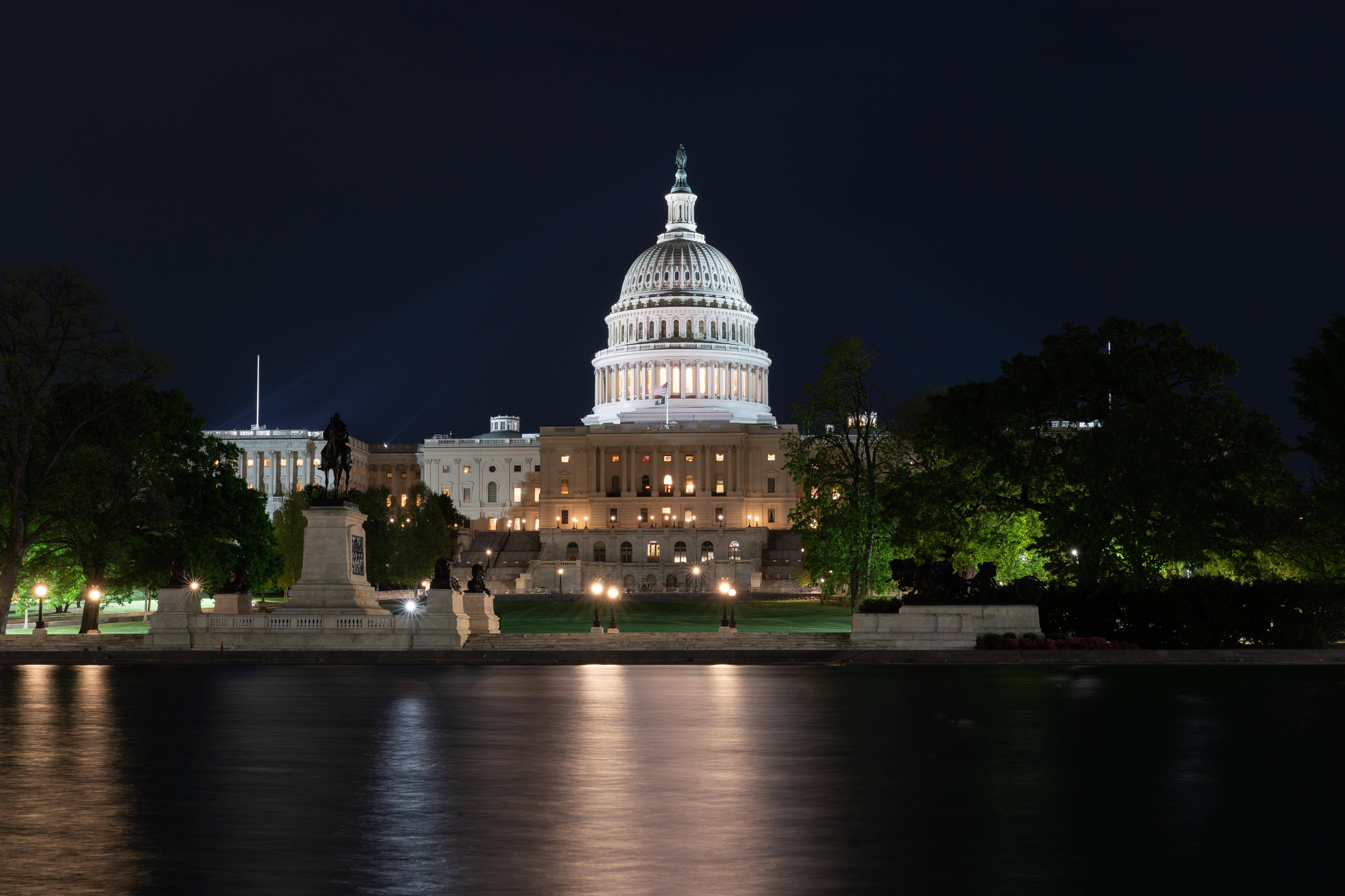 这是4月23日在美国首都华盛顿拍摄的美国国会大厦.