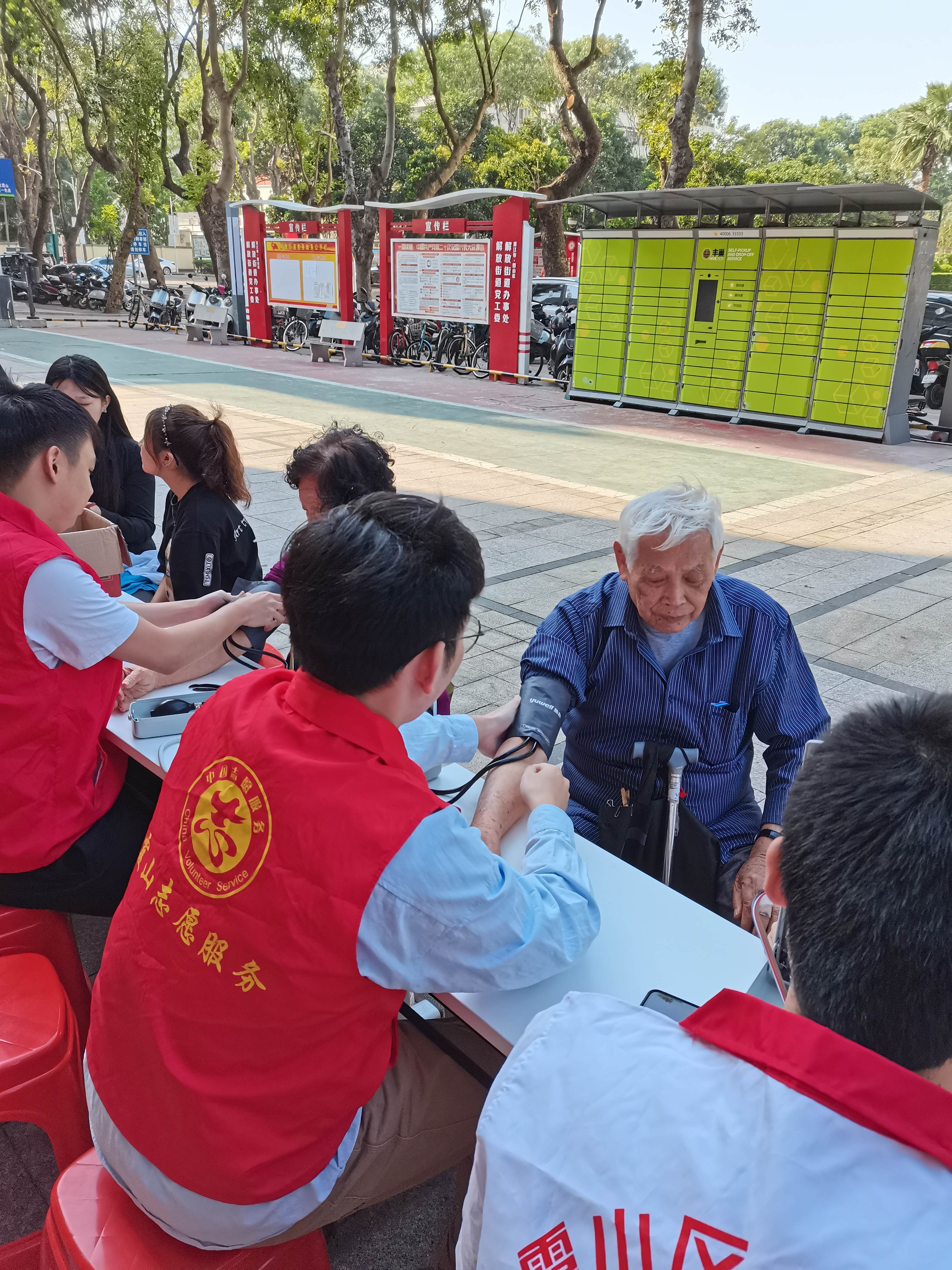 "变身"街道小帮手,广东医科大学学生为社区解难题