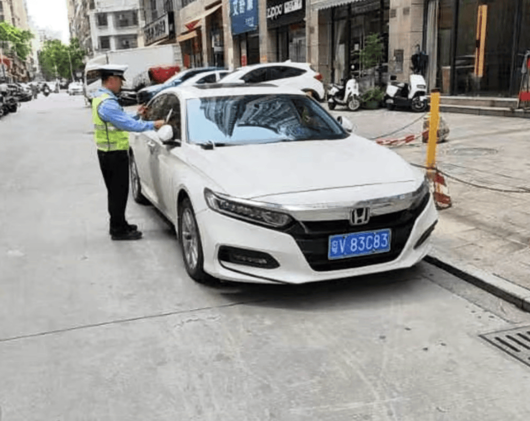 车牌号曝光!市区多车辆违停被扣"大脸盆",附违法地址