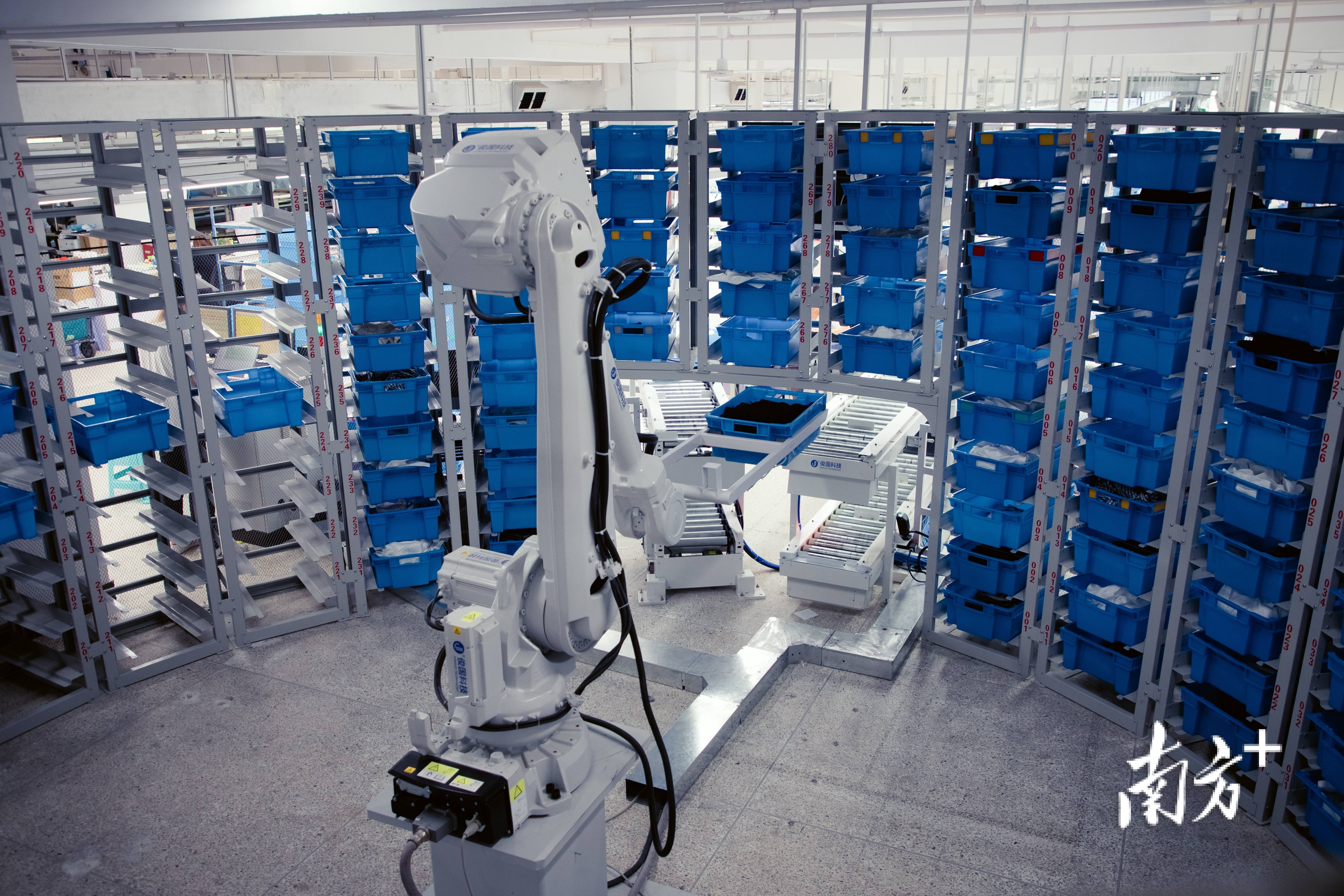 其中,新一代电子信息产业规上工业增势较快,增加值占规模以上工业的4.