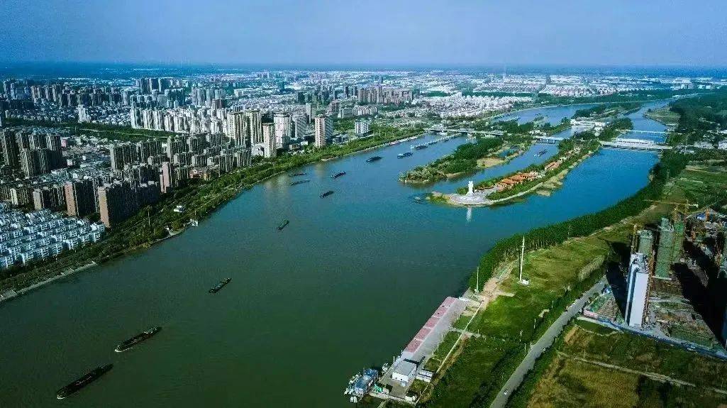 迎着春风,在泗阳运河大道上,用车轮延伸脚步,途径古色古香的泗水阁