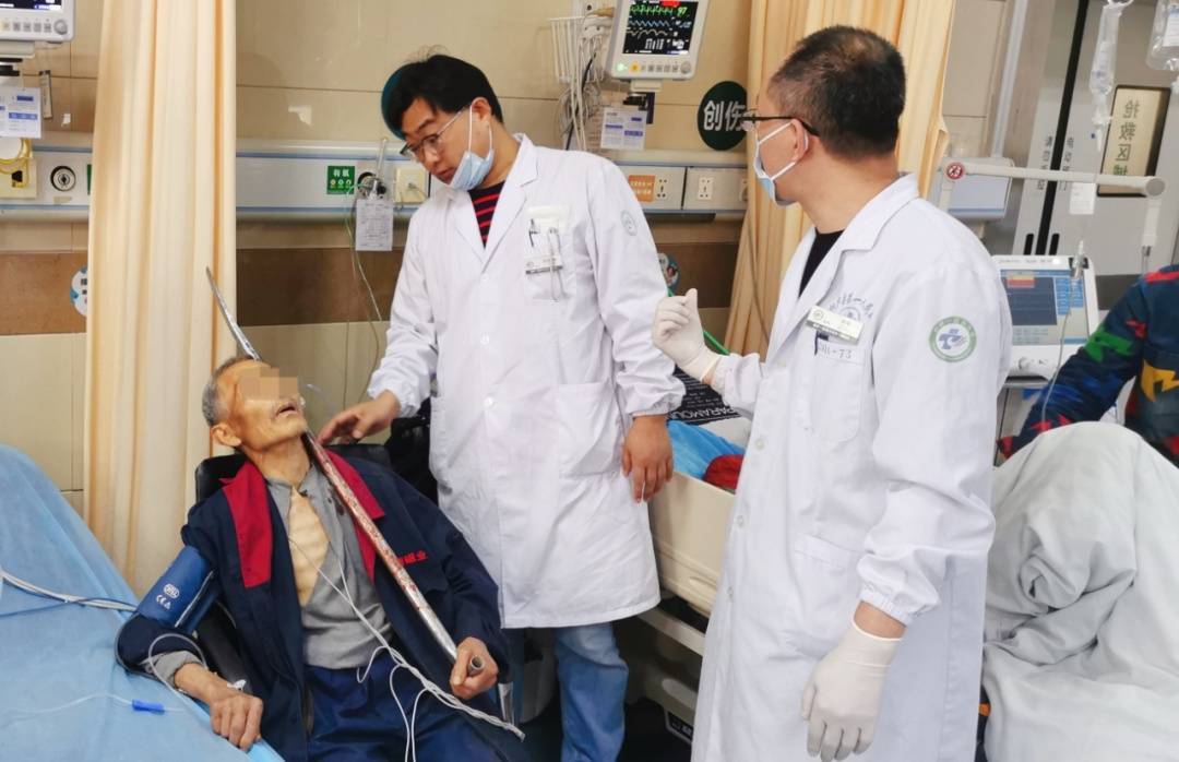 老伯惨遭钢管"串"头!现场惊出一身冷汗