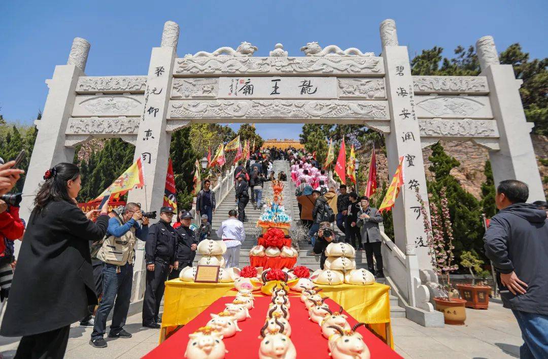 龙王庙前,人声鼎沸清脆的鞭炮声,虔诚的献祭,欢快的民俗表演构成了