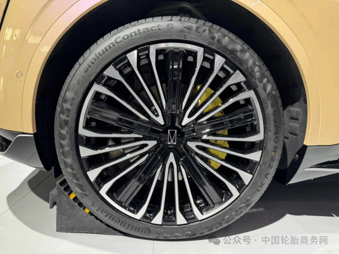 车轮方面,展车采用了22英寸轮圈,搭配265/40 r22的德国马牌pc6轮胎,该