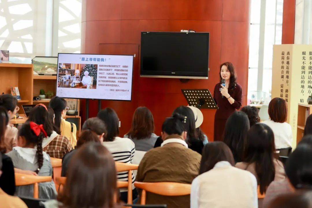 玛亚老师还从形象设计的角度,揭示出生命美丽的真谛:"英女王用一生的
