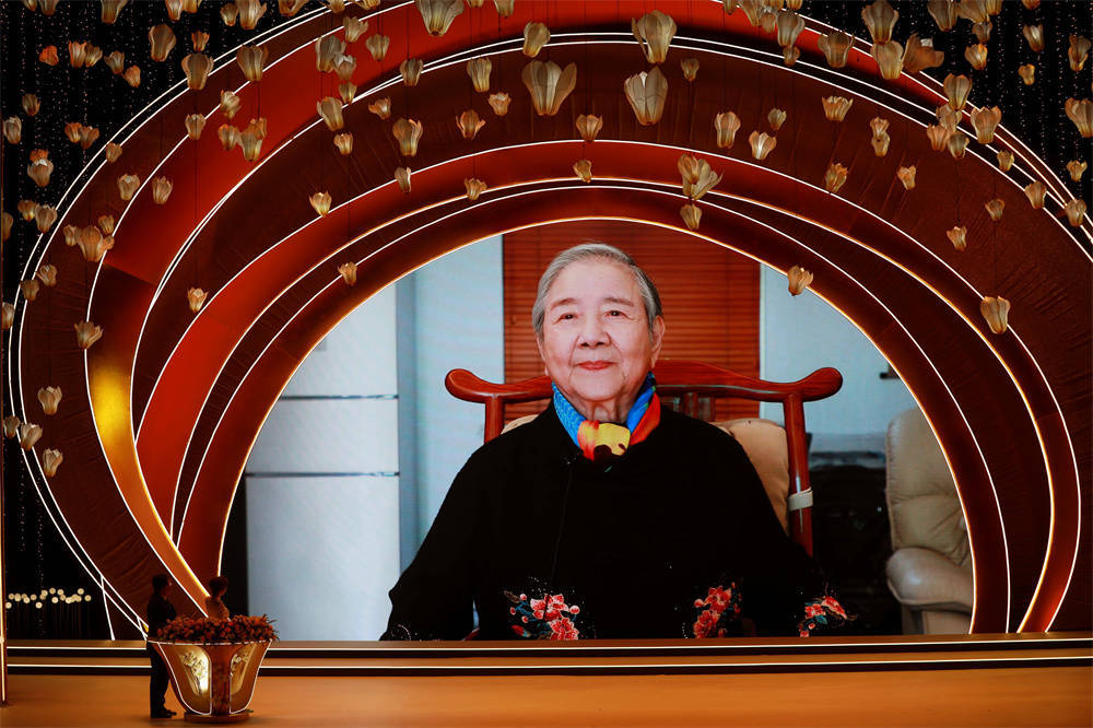 上海白玉兰戏剧奖揭晓，朱洁静、郝平获主配角奖榜首