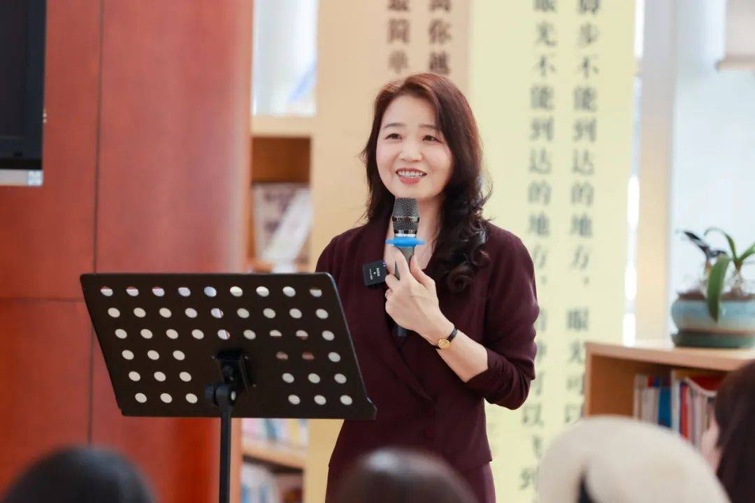 迎着大家热盼的目光,玛亚老师走上讲台,她的感动与深情溢于言表:"是