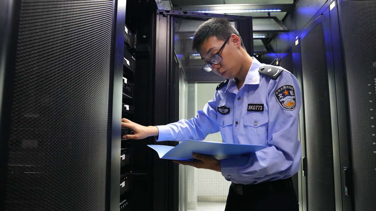 平日里,同事们见到李宇豪最多的场景就是他对着信息化装备和电脑研究