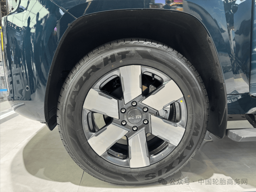 配合增程式混合动力系统,轮胎采用的是来自玛全新的高端越野家族r