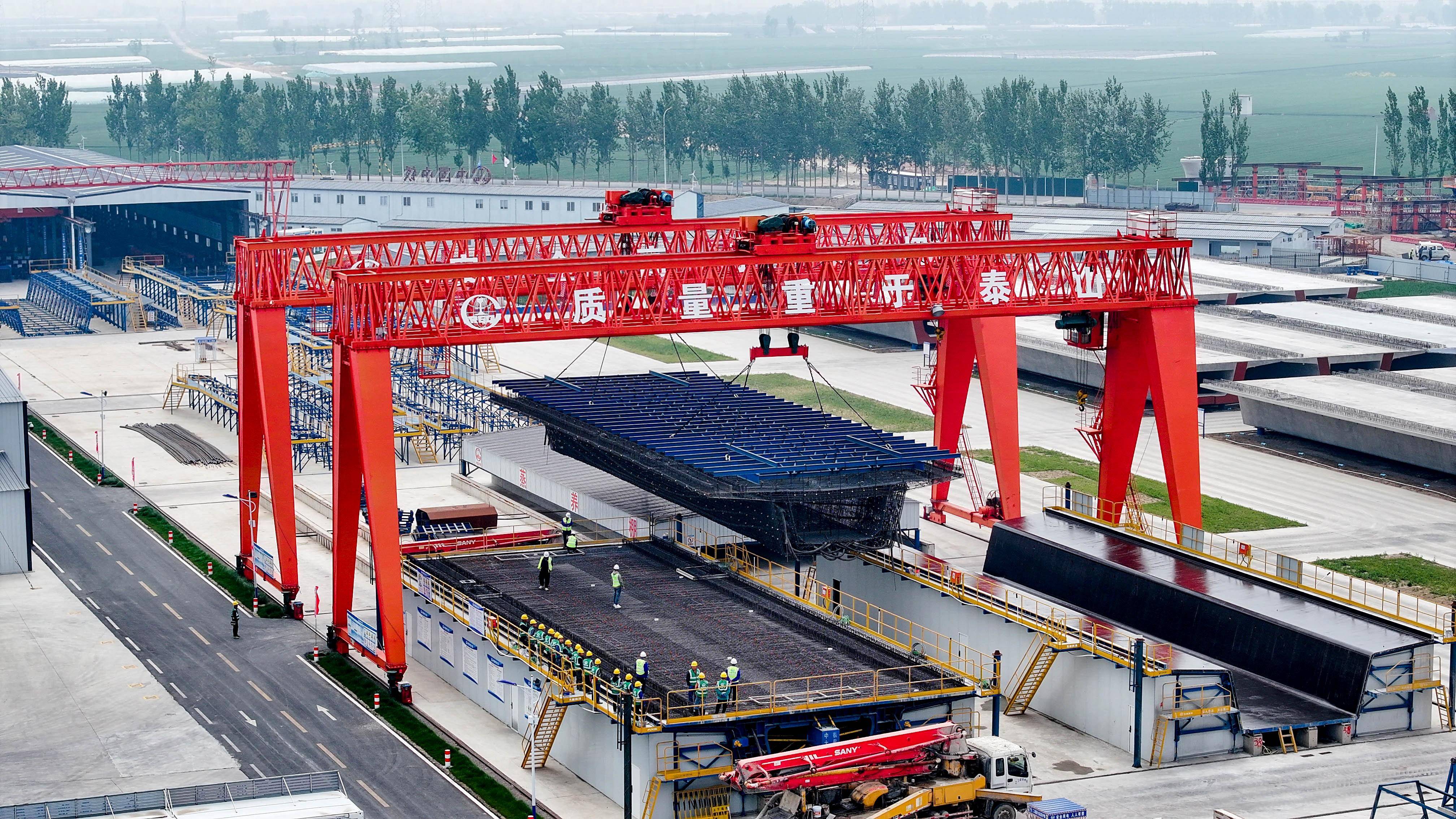 津潍高铁潍坊段箱梁预制忙_郭绪雷_进行_作业