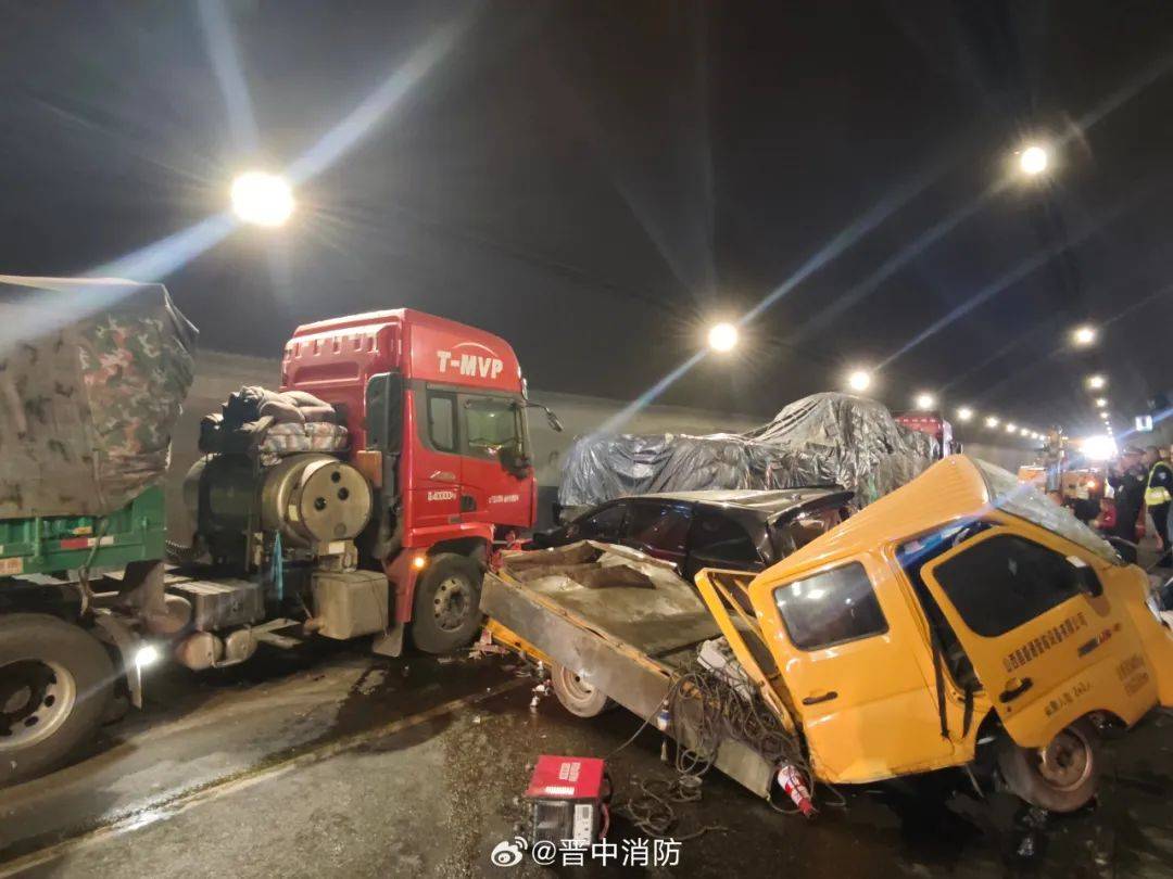 4月25日10时许,东吕高速宝塔山隧道内发生一起四车相撞交通事故,造成1