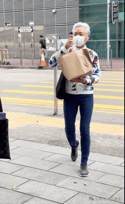 76岁香港天后级歌后满头白发健步如飞,曾患乳癌用6年击退病魔又陪孙抗