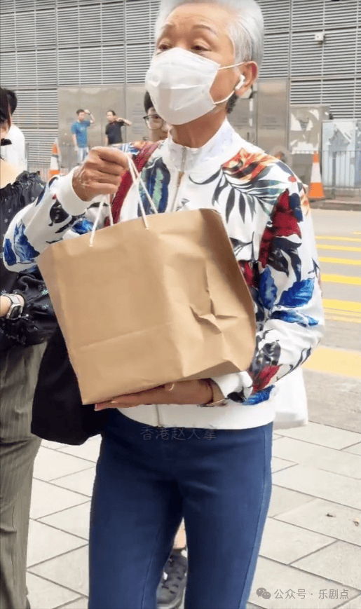 76岁香港天后级歌后满头白发健步如飞,曾患乳癌用6年击退病魔又陪孙抗