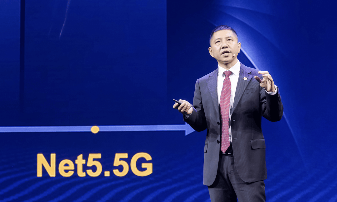 华为数据通信产品线总裁王雷表示:"千行万业正在加速智能化转型,吐珑