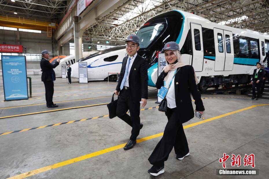 来自驻华使馆和国际组织驻华代表机构的使节走进中国中车集团有限公司