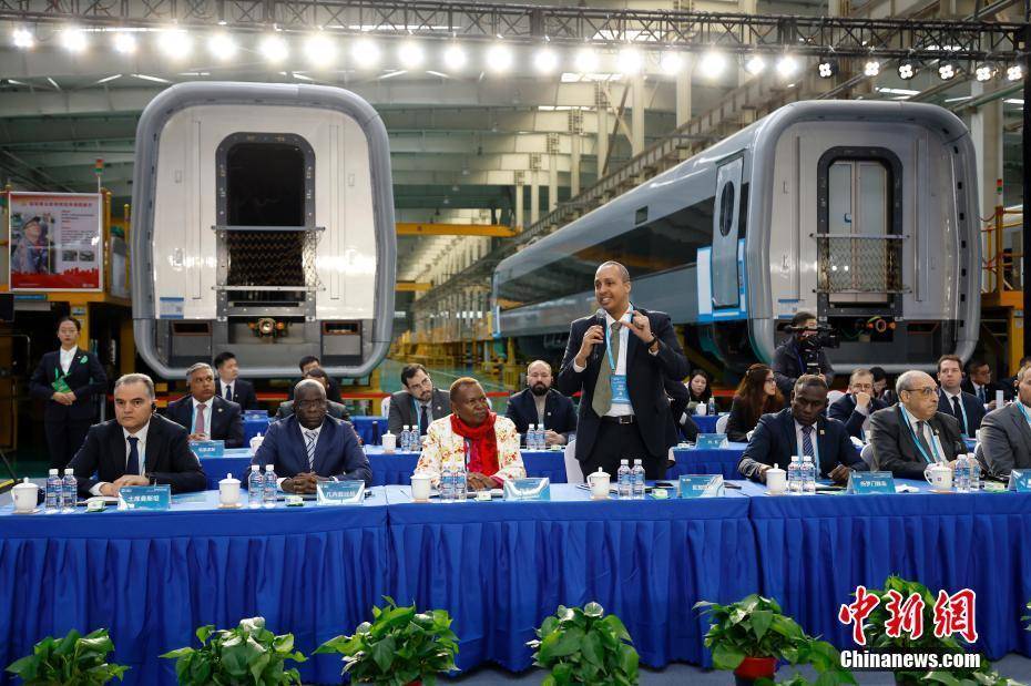 来自驻华使馆和国际组织驻华代表机构的使节走进中国中车集团有限公司