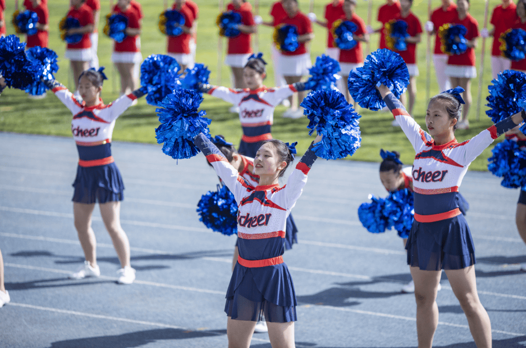 会主题字样"德智体美劳全面发展""延庆是属于未来的"依次体现了整齐
