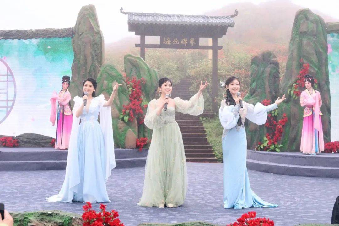 杜鹃花海里看演出 长沙市杜鹃花艺术周暨大围山第十六