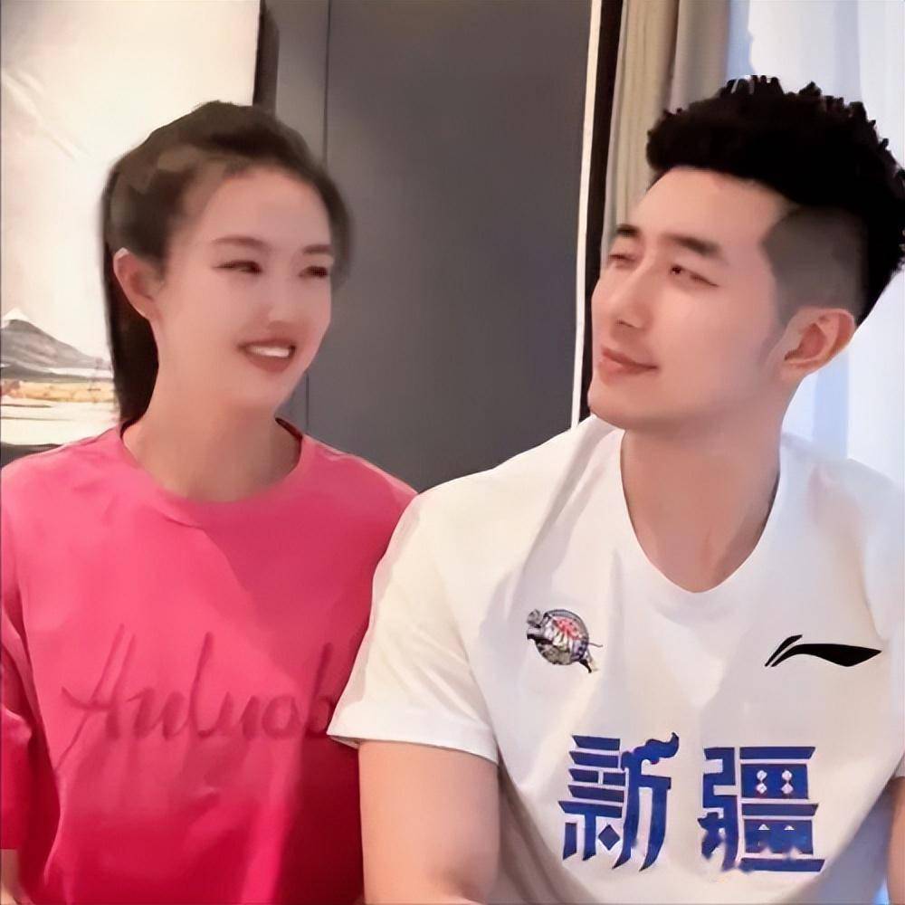 他们还经常一起散步遛狗,有时候吴冠希会突然开始唱歌,张常宁立马