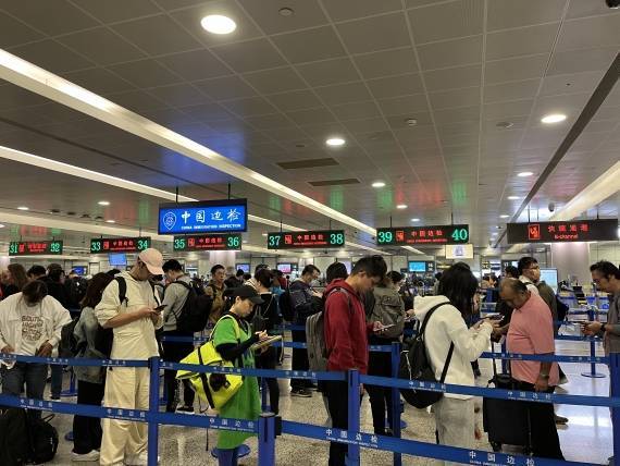   上海出境游火爆空口岸岸迎来节假日出入境客流高峰。 
