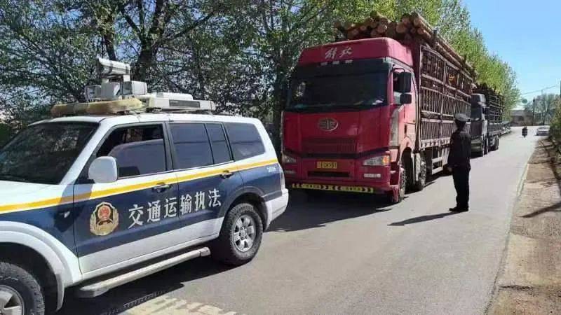 五一假期:路政执法人员坚守岗位 力保公路安全畅通
