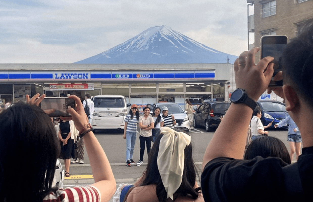   为了抵制黄金周的旅游热潮，日本的一个小镇采取了极端措施来维持秩序:拉合博封锁了富士山的前景。 
