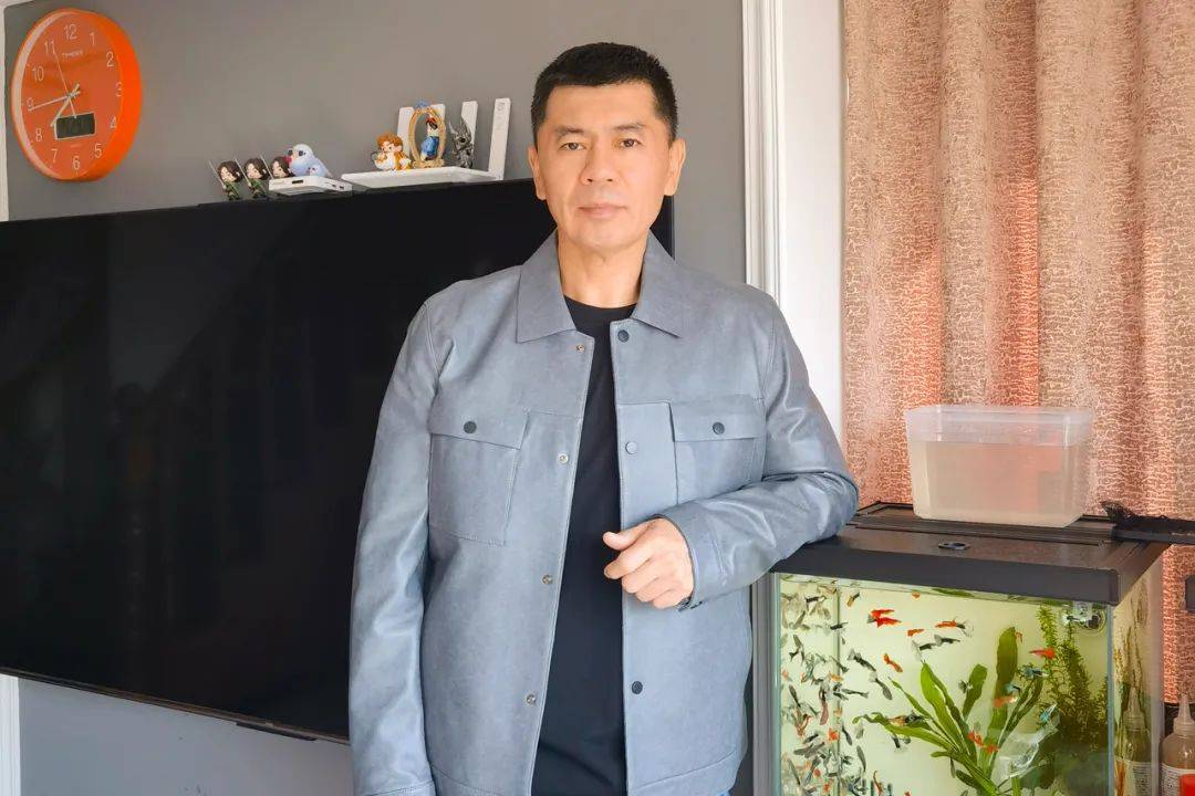 导演齐杰,国家一级演员,中国著名配音导演,配音演员.剧中饰演尹淮.
