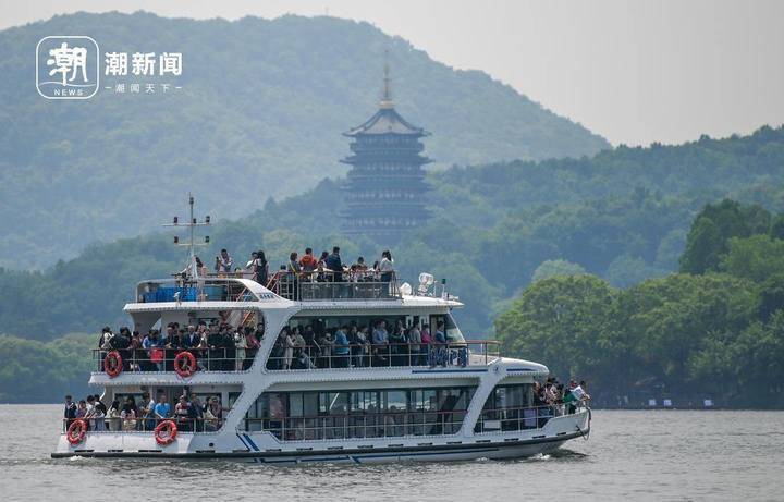 五一假期首日 西湖景区人气爆棚