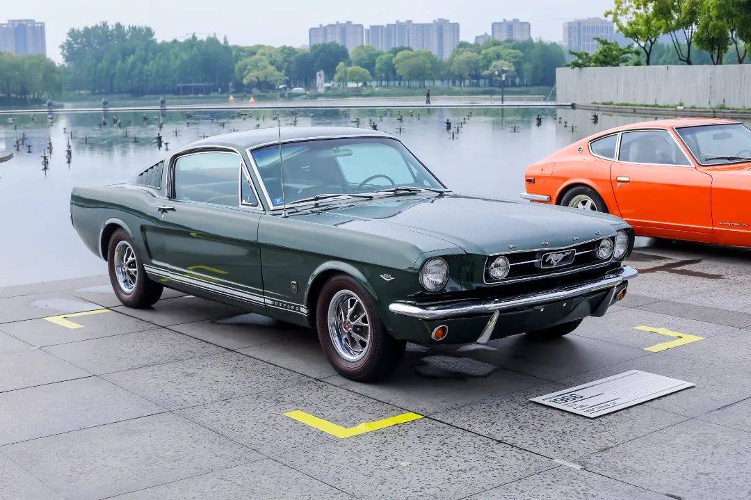 上午9点,10辆经典古董车在上海保利大剧院水景广场惊艳亮相.