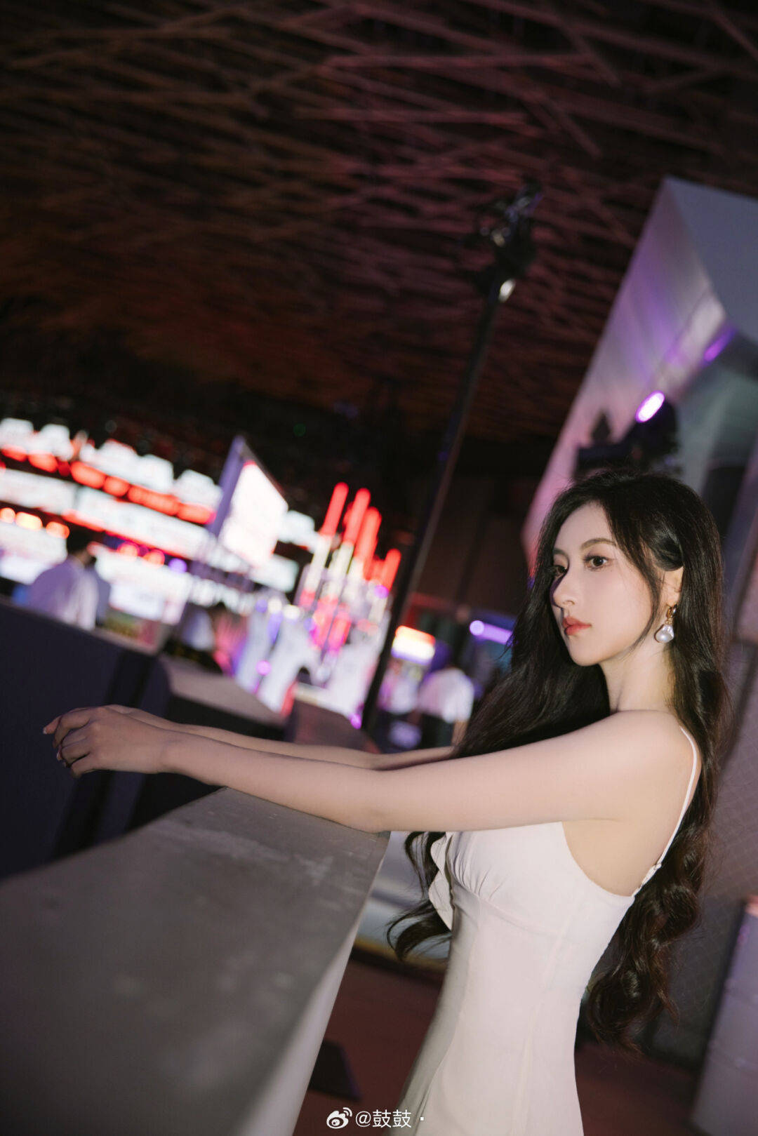 【lpl美女解说】解说鼓鼓对镜自拍,看看美女缓解心情