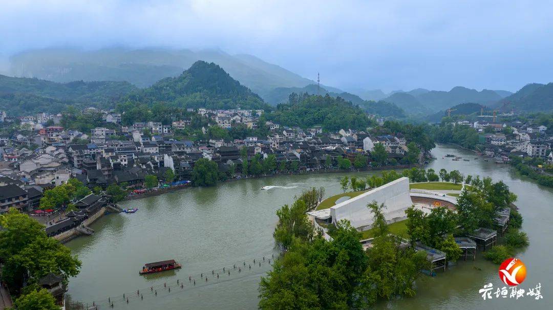 细雨绵绵 边城茶峒景区仍持续"发热"