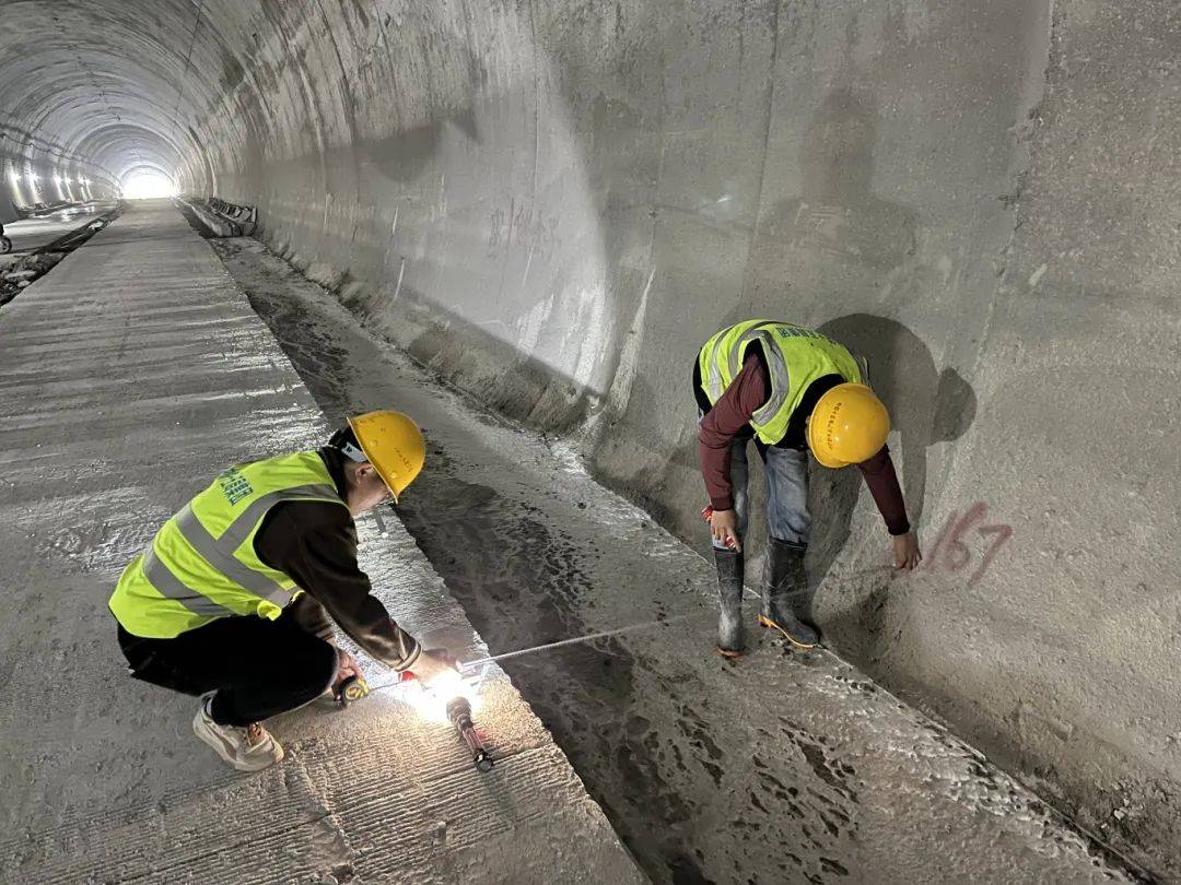 节假不停歇 工程建设忙_施工_隧道_作业