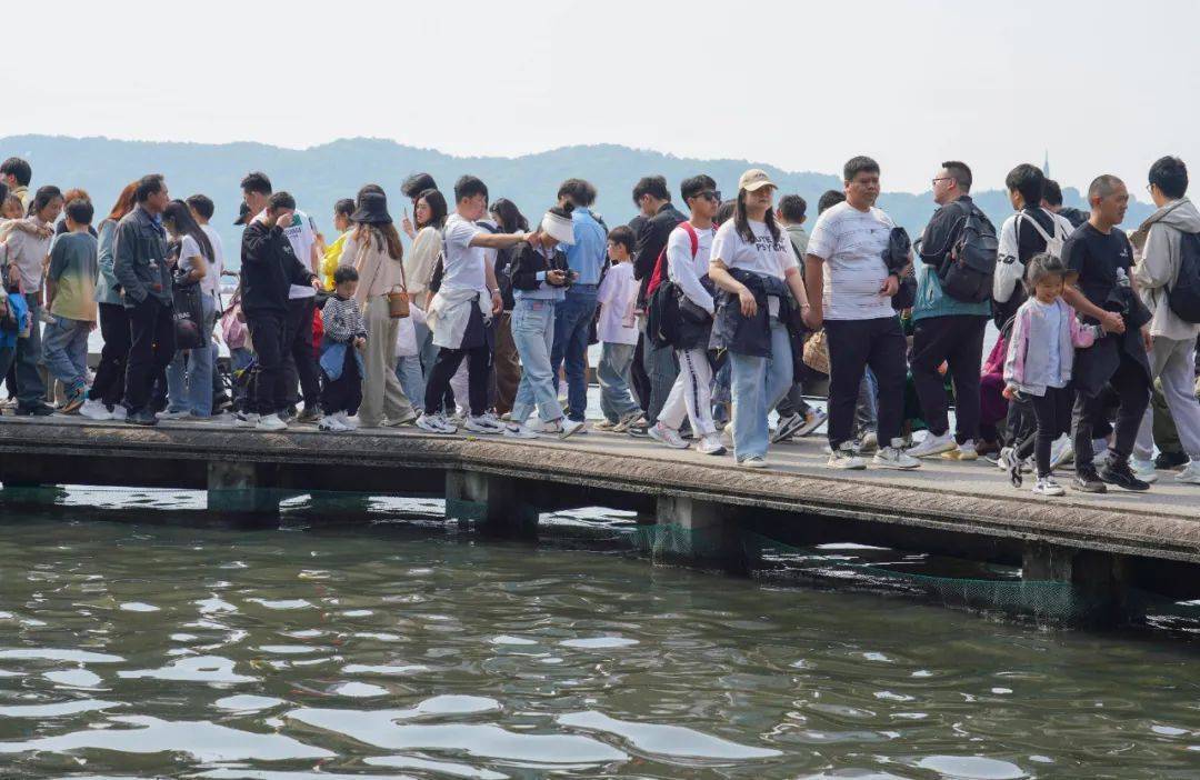 五一西湖游客图片