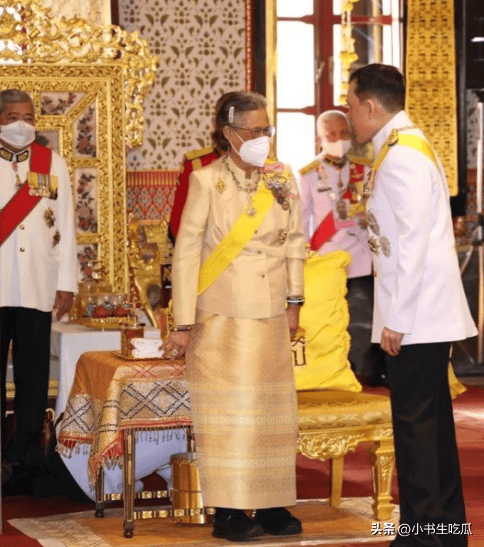 泰王庆祝加冕5周年,苏提达穿粉色裙子好漂亮,19岁提帮功没露面