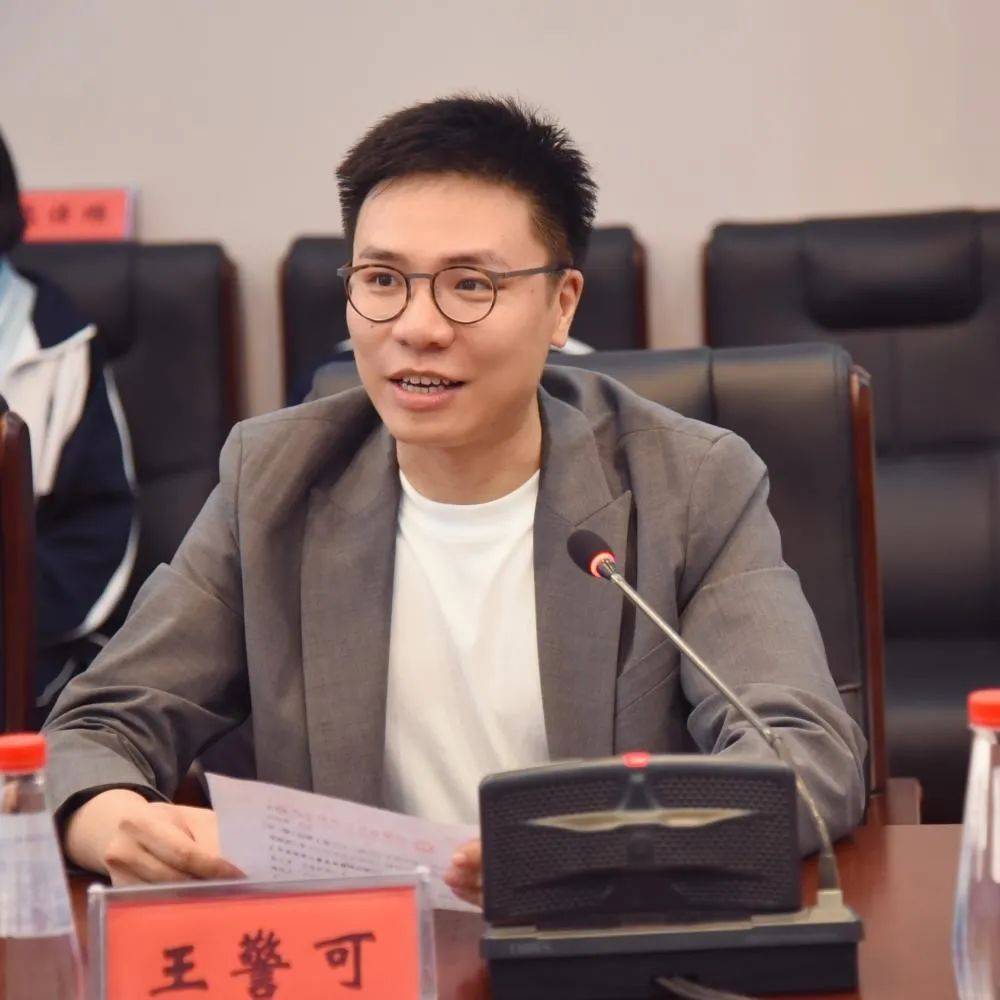 解放军海军长沙舰副政治委员,团总支书记刘谦一行来我校开展交流活动