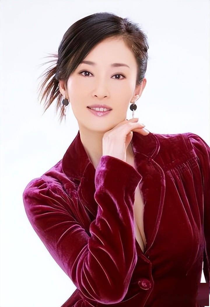 从相恋到结婚,盖丽丽全力支持着曹华益在影视公司的事业发展,而曹华益