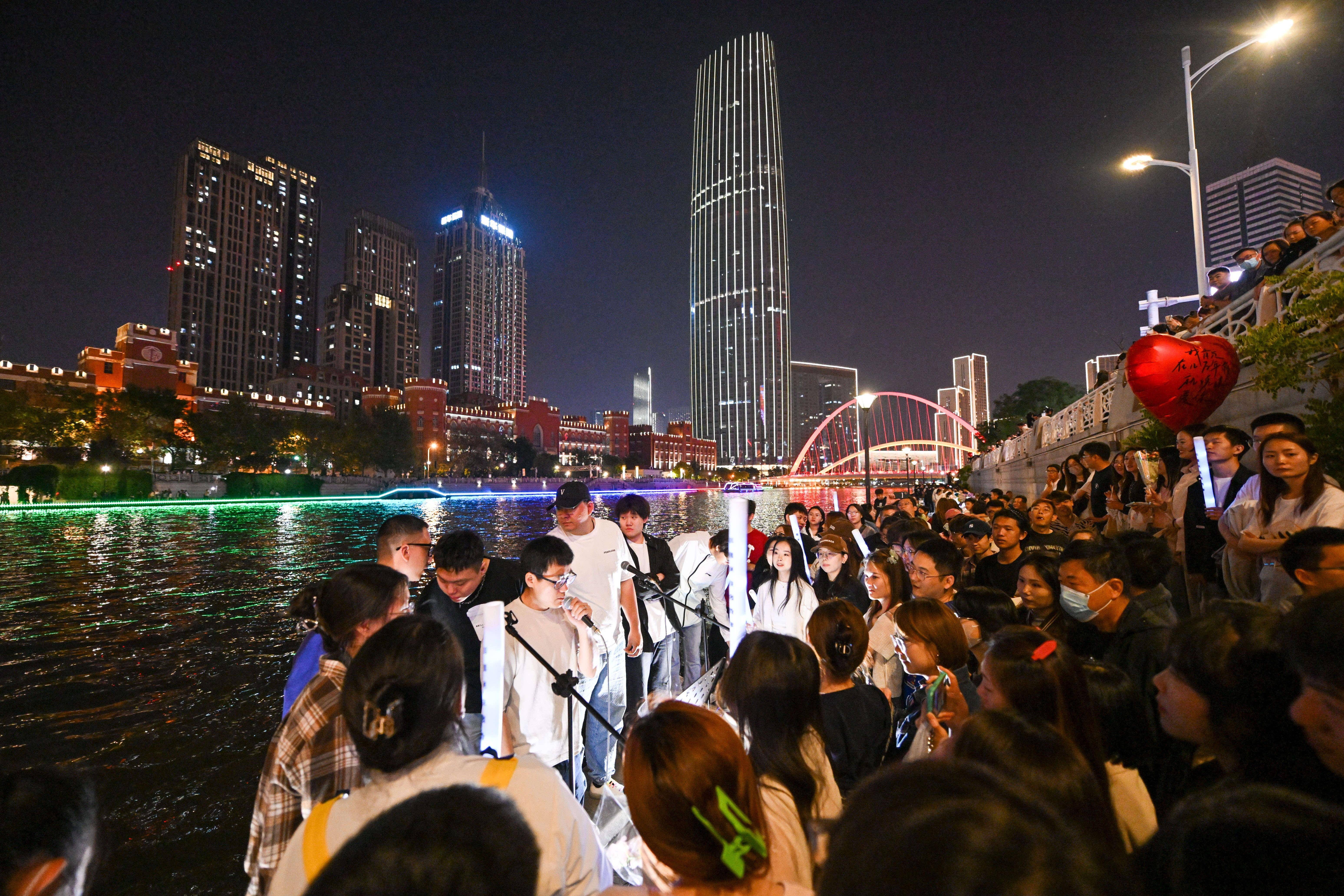 海河畔的“青春音乐会”_新华社_天津_孙凡越
