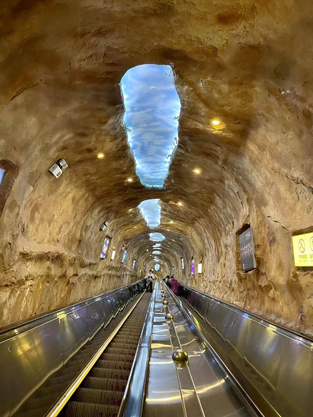 你可以参观灵泉寺,感受古刹的庄重,或者漫步在莲花湖边,享受那份独特