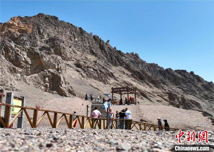 新疆托克逊县盘吉尔怪石林：登高徒步观神奇自然景观